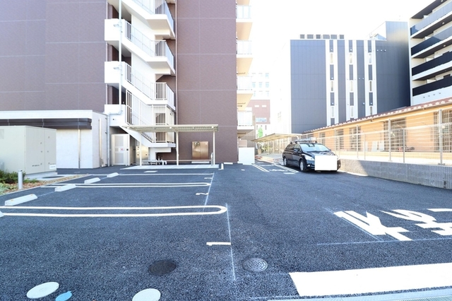 【流山市前平井のマンションの駐車場】