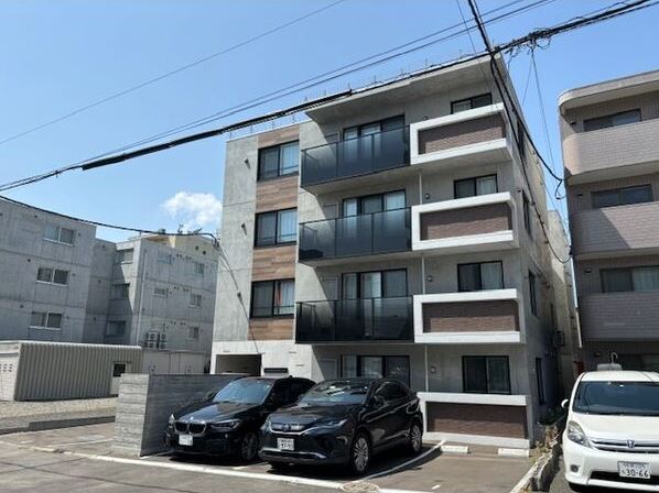 札幌市北区北二十一条西のマンションの建物外観