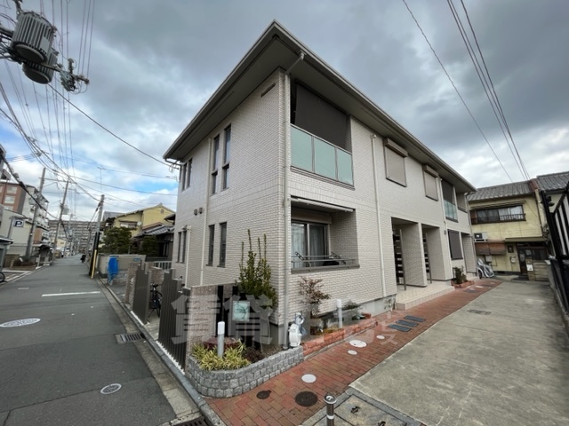 【京都市伏見区深草柴田屋敷町のアパートの建物外観】