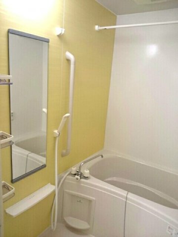 バス・シャワールーム　コンパクトで使いやすいお風呂です