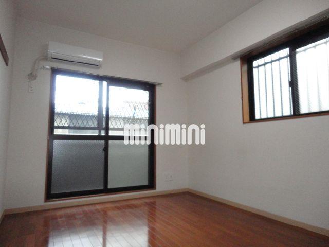 居室・リビング　小窓があるので風通しがいいですね