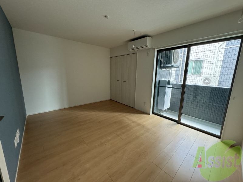 居室・リビング　白を基調とした綺麗なお部屋ですね。日当たりも良好です