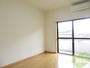 居室・リビング　こちらは９．５帖の広々としたフローリングのお部屋です
