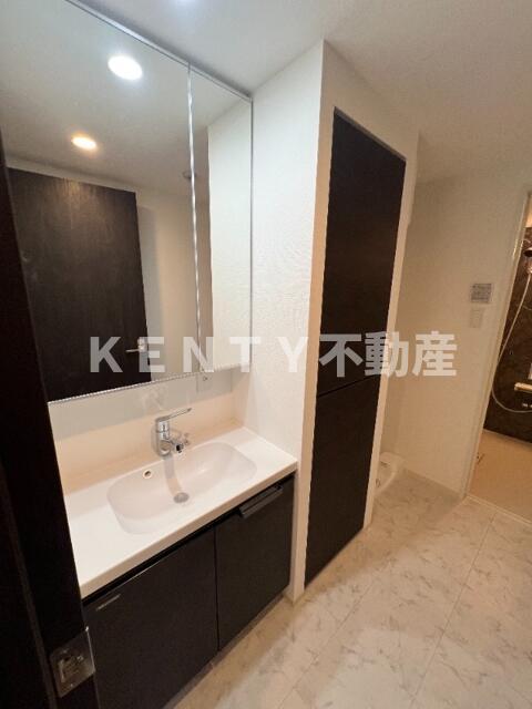 洗面設備　ゆったりとスペースのある洗面所