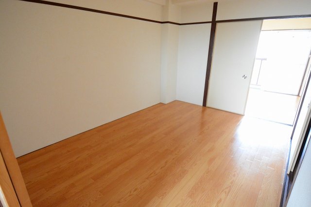 居室・リビング　床が明るい色合いでとても綺麗です！