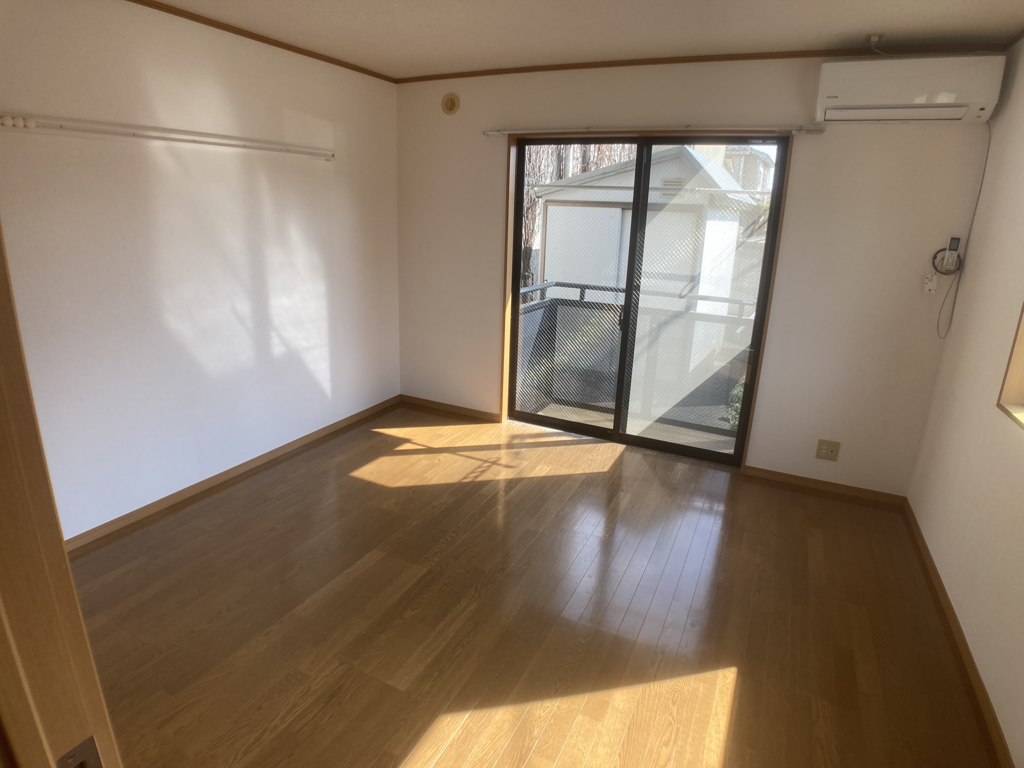 居室・リビング　2ヶ所の窓から太陽光が入ってきます。