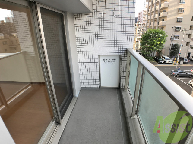 バルコニー　バルコニーは幅があり、広い印象を受けました。