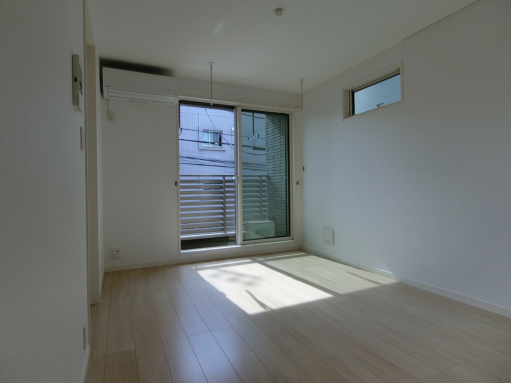 居室・リビング　南西向き前面抜けていて陽当り良好です。