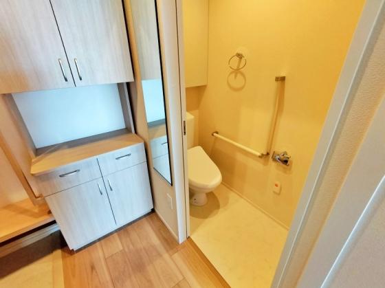 トイレ　【同仕様】ウォシュレット付トイレは手すり付で安心♪