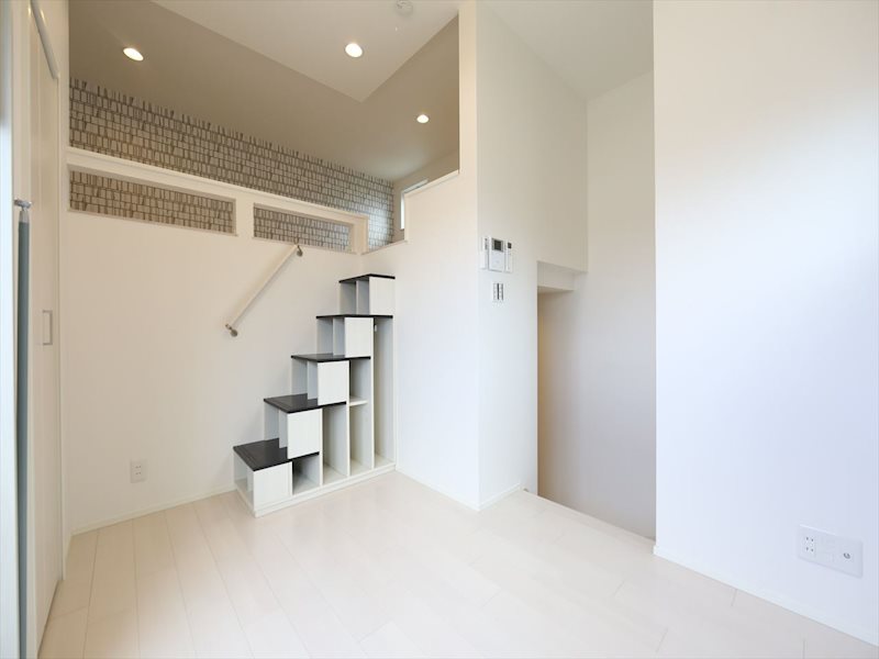 居室・リビング　洋室5帖　ロフト5.6帖　エアコン　クローゼット付