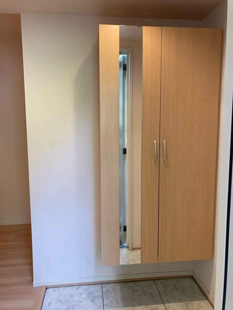 玄関　シューズボックス付きで玄関もすっきり片付きます！扉には全身ミ