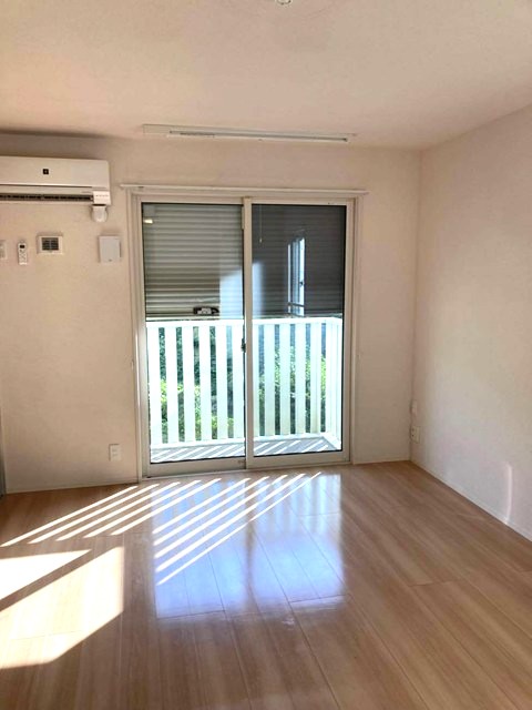 居室・リビング　南西向きリビングダイニングキッチン11.9帖☆バルコニーに繋