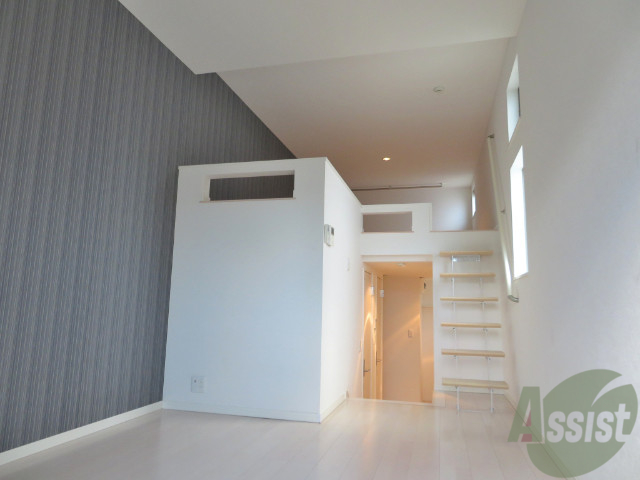 居室・リビング　アクセントクロスも素敵な天井の高い開放的なリビングです