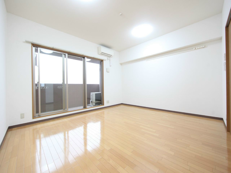 バルコニー　洋室10.4帖　南面バルコニー　エアコン完備