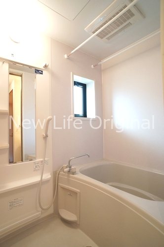 バス・シャワールーム　窓付きのバスルーム☆換気もできて気持ちいいですね☆