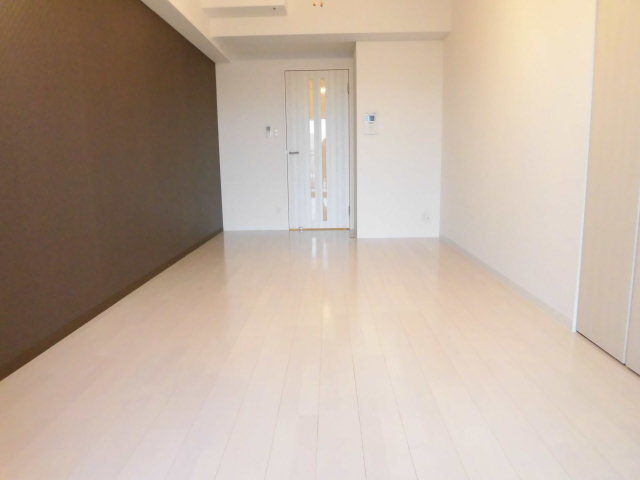 居室・リビング　片側アクセントクロスと室内オシャレです。