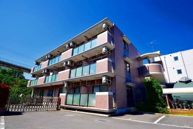 建物外観　～陽当たり良好で洗濯物もよく乾きそうですね～