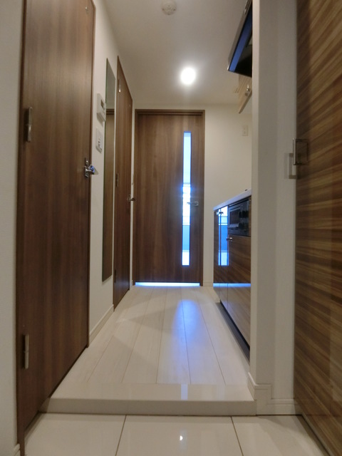 玄関　人感センサー照明付玄関！