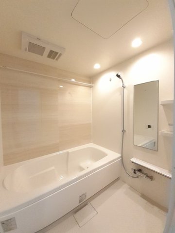 バス・シャワールーム　コンパクトで使いやすいお風呂です