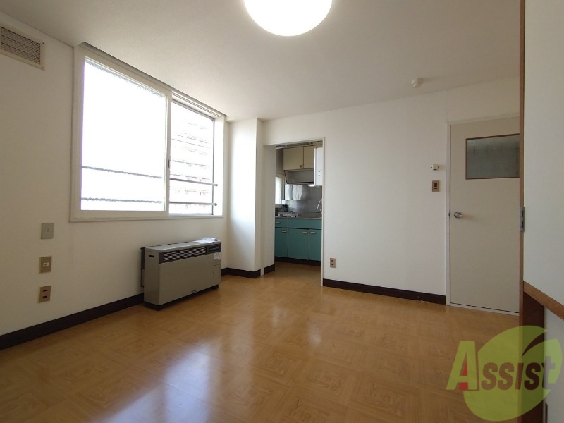 居室・リビング　８帖の洋室です。広々として、きれいですね。