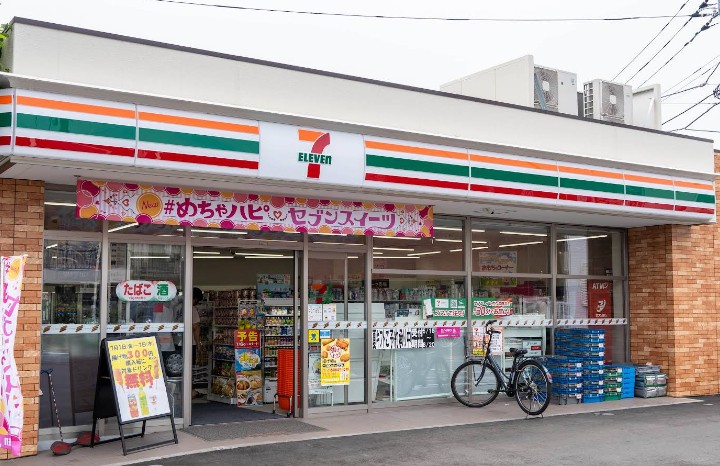 コンビニ　セブンイレブン（コンビニ）まで574m