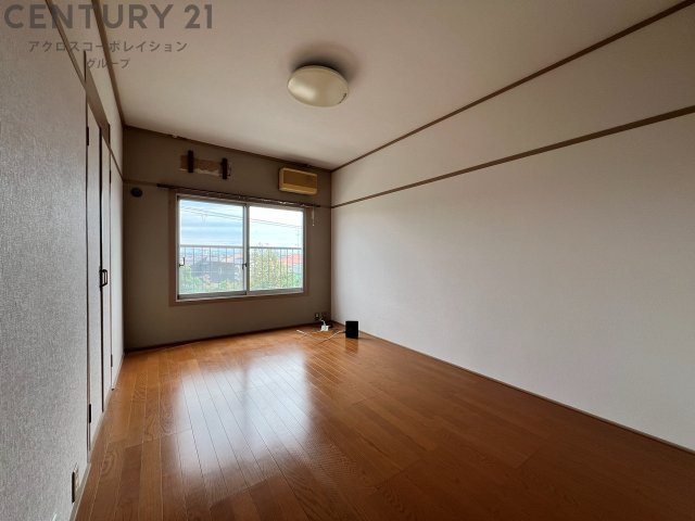 居室・リビング　床が明るい色合いでとても綺麗です！