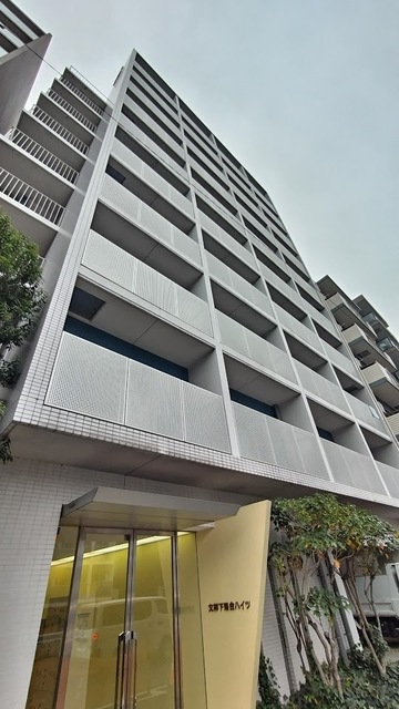 エントランス　敷地内ごみ置き場・オートロック付き