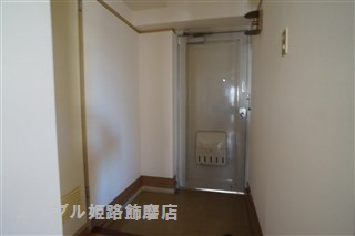 玄関　写真は反転のお部屋です