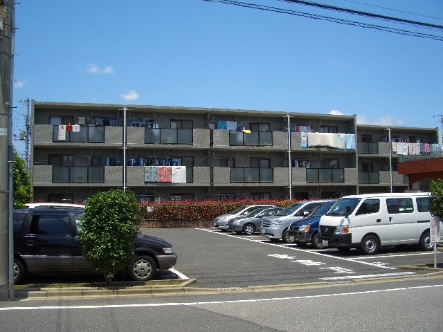 建物外観　敷地内駐車場♪