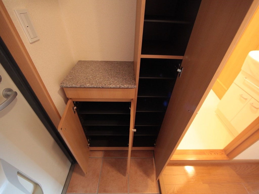 玄関　玄関　シューズボックス付（収納充実してます）
