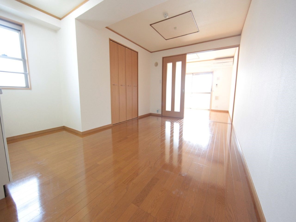 居室・リビング　ＬＤＫ10.1帖　洋室6.3帖　つなげても仕切っても使えます