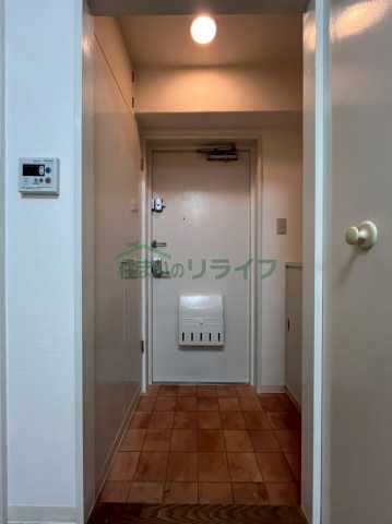 玄関　※参考写真です。反転タイプのお部屋になります。