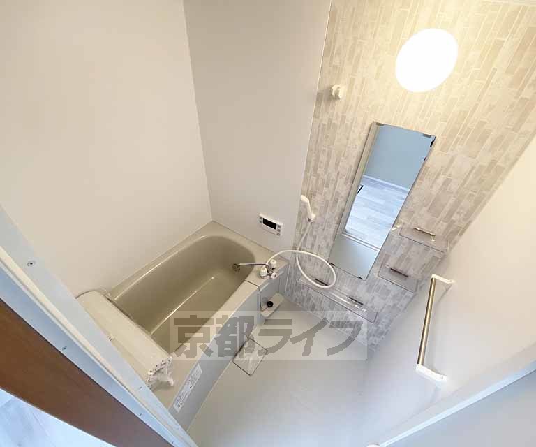 バス・シャワールーム　鏡の付いた便利なお風呂