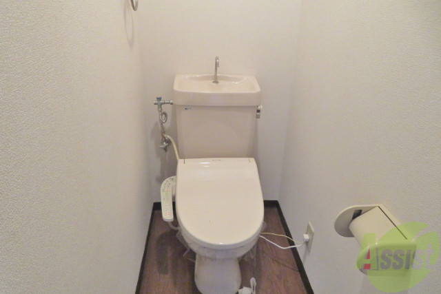 トイレ　嬉しいウォシュレット機能付きです。シャワートイレは便利ですね