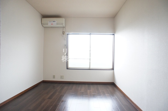 居室・リビング　南東向きなので日当たりが良く日中は照明なしで過ごせます♪