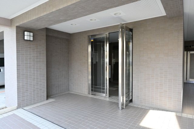 エントランス　落ち着いたエントランスです