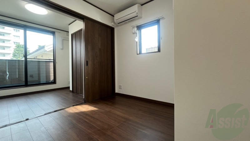 居室・リビング　５．６帖のリビングです。奥には３．２帖の洋室もあります。