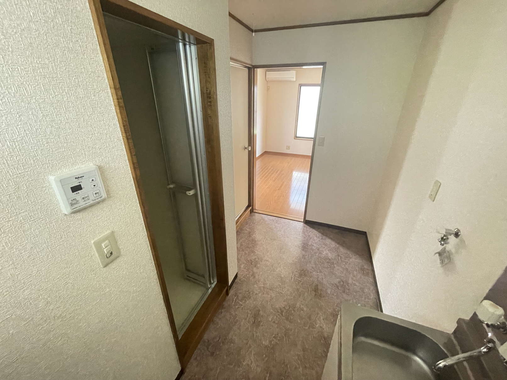 洗面設備　※同物件別号室の参考写真です。