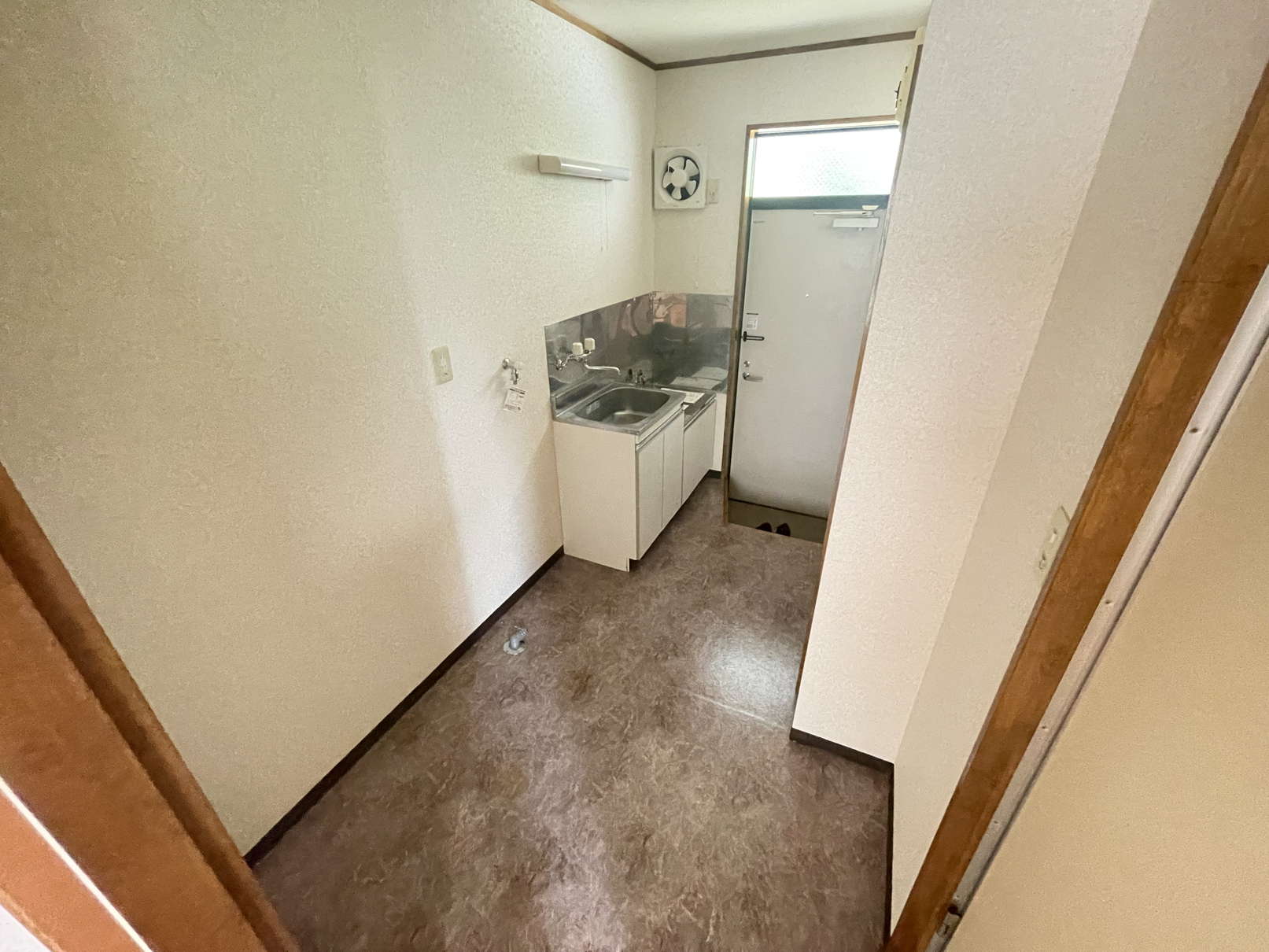 玄関　※同物件別号室の参考写真です。