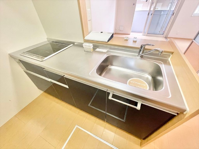 キッチン　同一建物内１０２号室内装写真転載