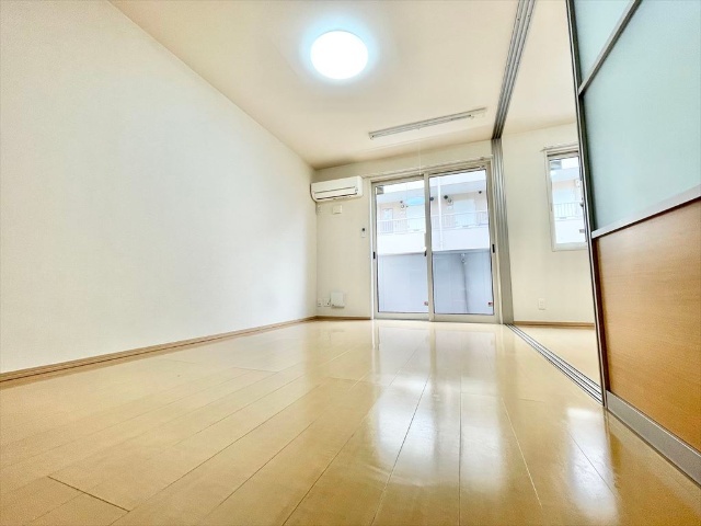 居室・リビング　同一建物内１０２号室内装写真転載