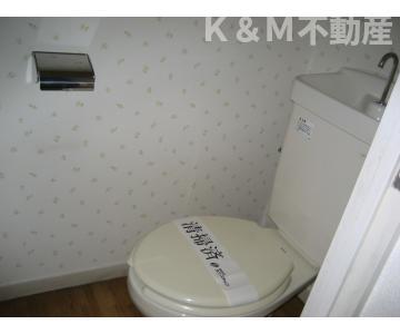 トイレ　落ち着いた色調のトイレです