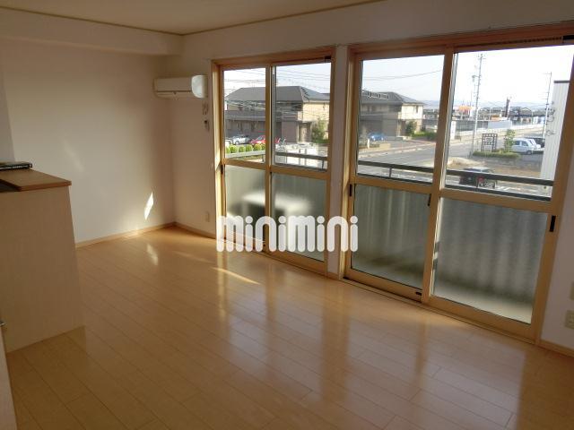 居室・リビング　窓が多く明るいリビング