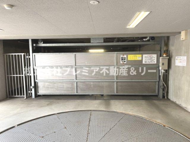駐車場　屋内駐車場にはターンテーブルがあります