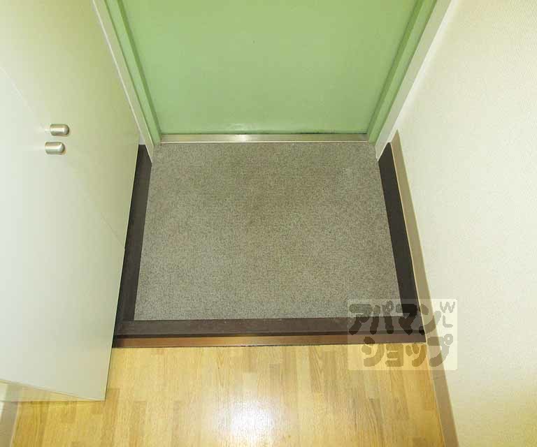 玄関　１２１号室の写真です。