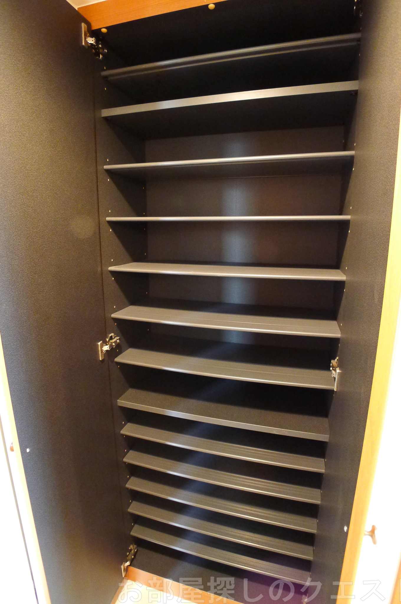 玄関　（写真は同仕様反転）