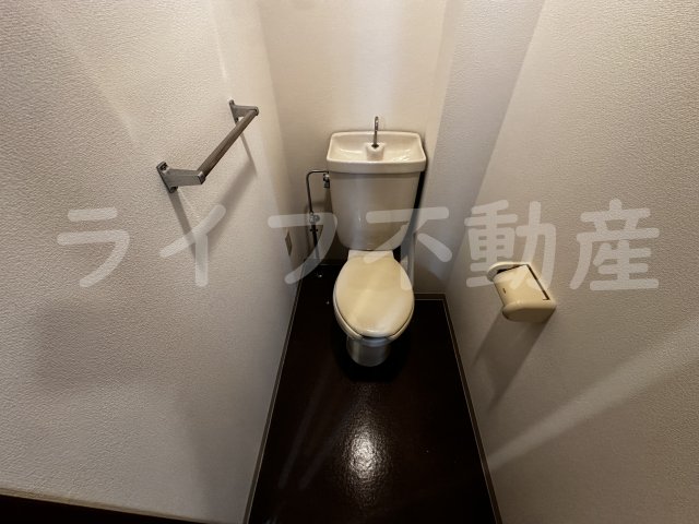 トイレ　落ち着いた色調のトイレです