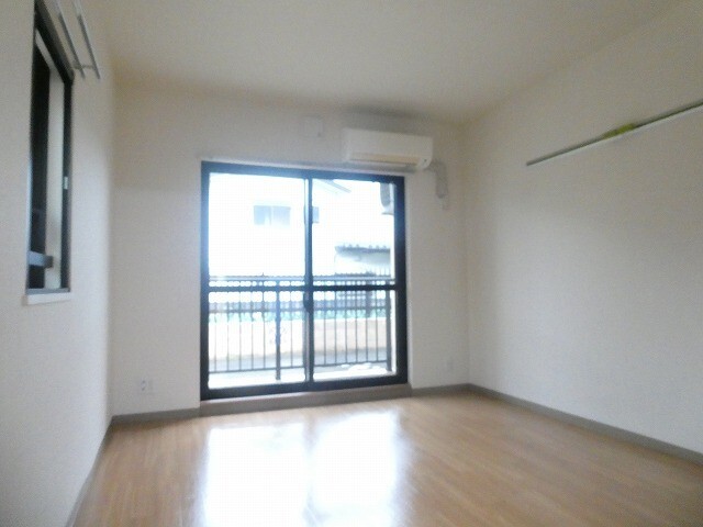 居室・リビング　同物件別室写真