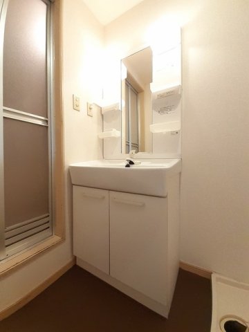 洗面設備　明るい洗面所です