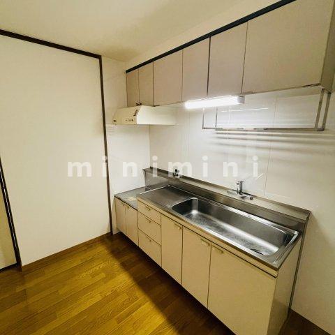 キッチン　※写真は別号室のものですので現状優先とさせていただきます